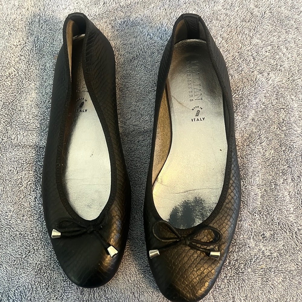 Size 6. Made in Italy. Good condition. Some wear on inside and botto